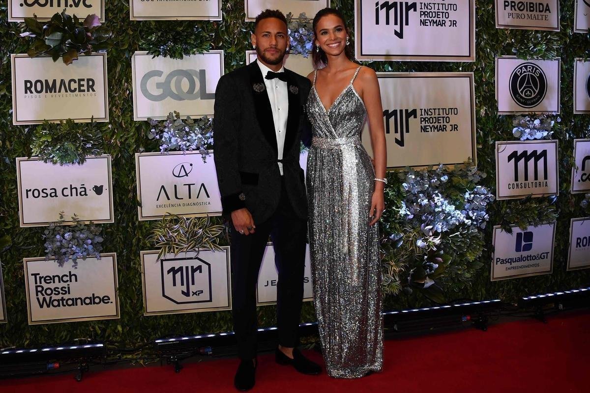 Neymar e Bruna Marquezine posam para fotos no leilo beneficente