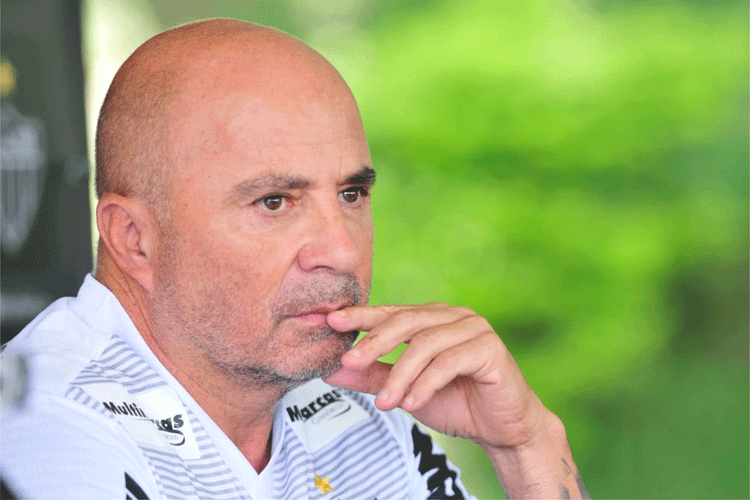 Sampaoli v Atltico 'golpeado', quer atletas corajosos e revela percepo sobre clssico: 'Muita luta, pouco jogo'