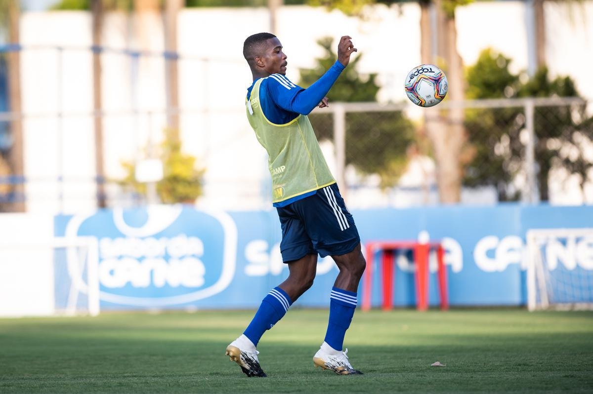Imagens do treino do Cruzeiro desta segunda-feira na Toca da Raposa II