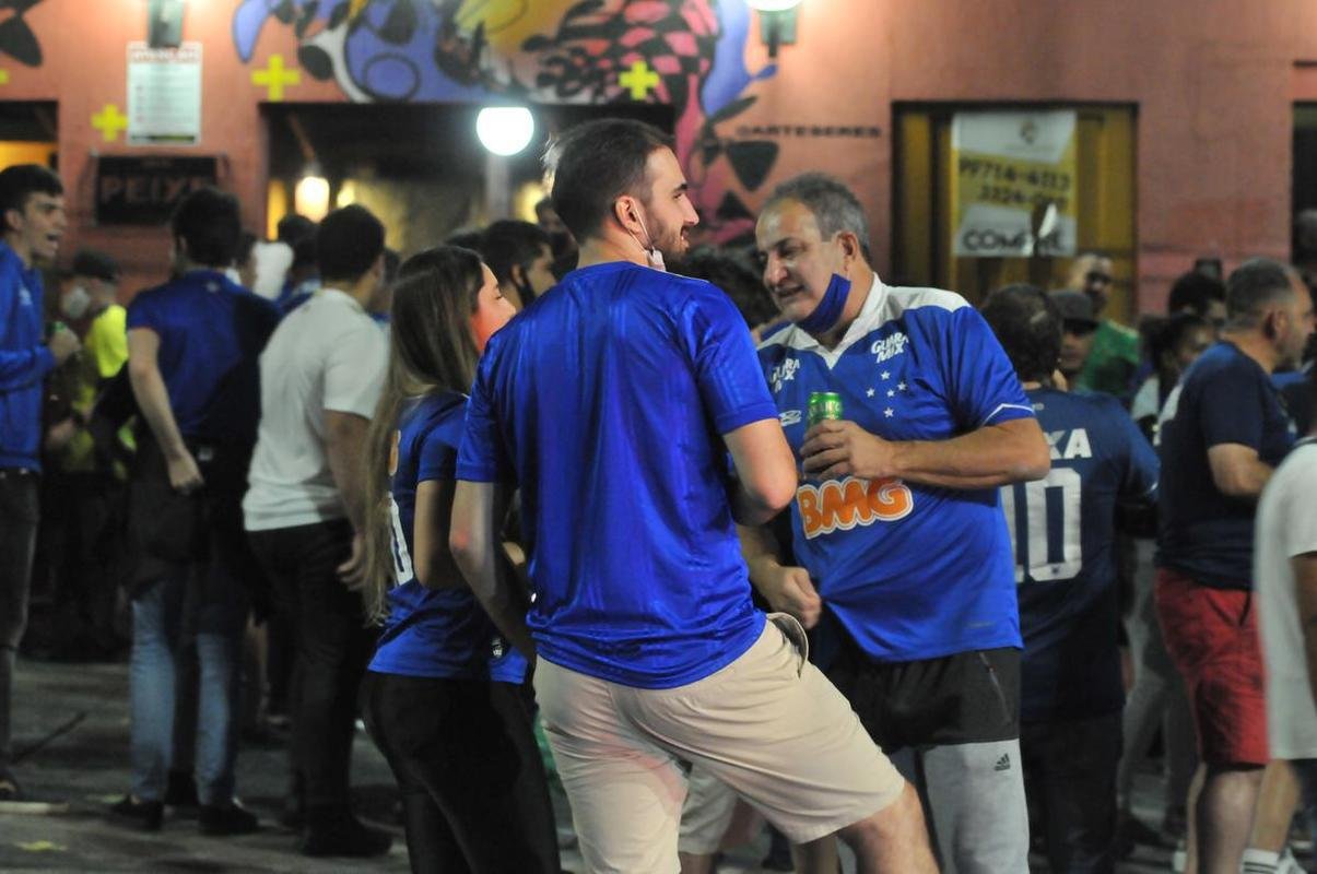 Torcida do Cruzeiro voltou ao Mineiro aps meses de ausncia devido  pandemia. Houve grandes filas devido  desorganizao do clube, que demorou a enviar funcionrios aos portes para fazer a conferncia dos exames de COVID-19. Na Alameda das Palmeiras, muitos cruzeirenses se aglomeraram e no usaram mscara prximo ao Bar do Peixe.