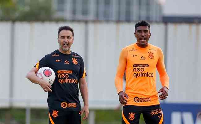 Vitor Pereira e Paulinho durante treino no Corinthians 