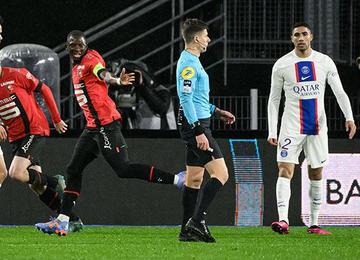 Equipe parisiense perdeu por 1 a 0, mas segue na liderança da competição; time tem apenas três pontos a mais que Lens, vice-líder