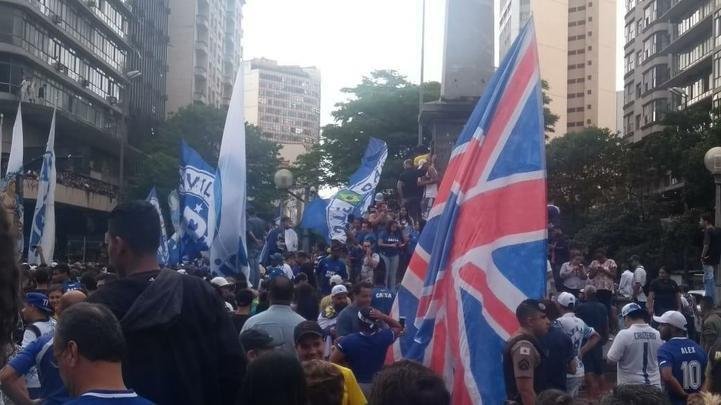 Praça Sete colorida de azul e branco! Multidão cruzeirense vai às ruas celebrar a conquista do hexa da Copa do Brasil