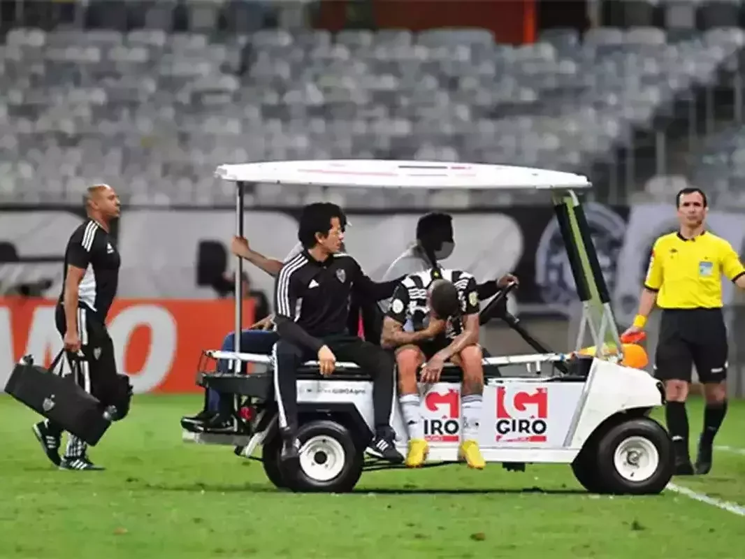 No empate por 1 a 1 com o Bragantino, no Mineiro, o lateral-esquerdo Guilherme Arana levou uma dura entrada do atacante Carlos Eduardo. Com a grave leso no joelho esquerdo (precisou passar por cirurgia e est em recuperao), o lateral-esquerdo perdeu a chance de disputar a primeira Copa do Mundo da carreira.