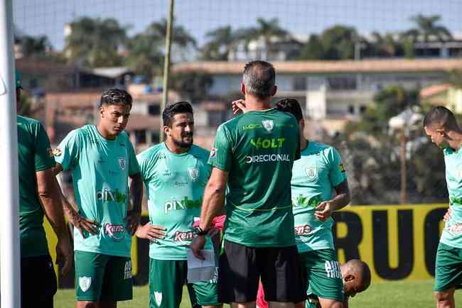 Tcnico Vagner Mancini no ter quatro jogadores  disposio para o jogo contra o Athletico-PR, em Curitiba