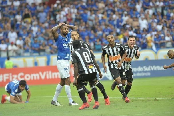 Ricardo Oliveira marcou o gol de empate do Atltico aos 9 minutos do segundo tempo