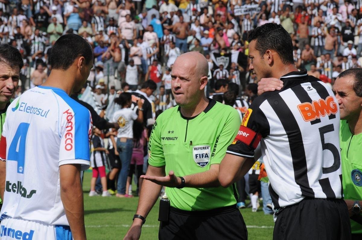 5 - Em 29 de setembro de 2010, o Atltico empatava sem gols com o Cear, no Castelo, pelo Brasileiro. Naquele jogo, Rver vestia pela primeira vez a braadeira de capito do clube mineiro. A foto mostra o zagueiro no duelo contra o Ava.