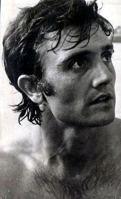 Perfumo defendeu o Cruzeiro entre 1971 e 1974, e foi tricampeo mineiro (72, 73 e 74).