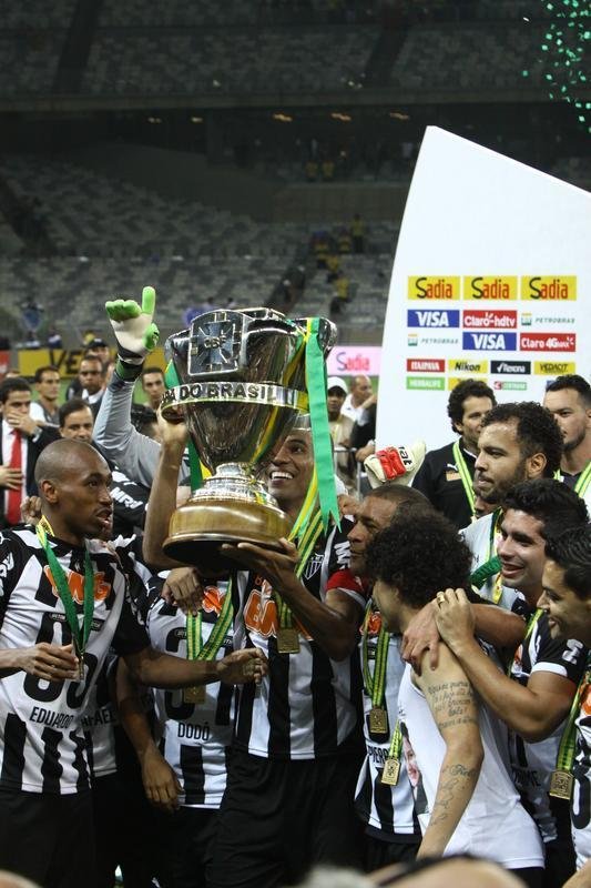 Capito Leonardo Silva ergue a taa e jogadores festejam o ttulo indito da Copa do Brasil