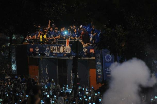 Com trio eltrico de jogadores e mais de 20 mil torcedores, Cruzeiro fez a festa na Praa Sete! Veja as melhores fotos