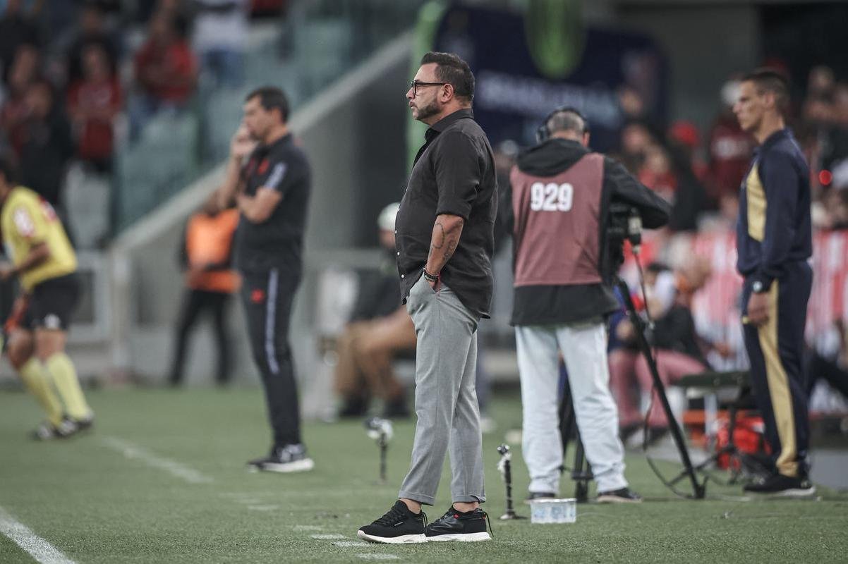 Neste domingo (17), o Atlético enfrentou o Athletico-PR pela segunda rodada da Série A do Campeonato Brasileiro. A partida foi realizada na Arena da Baixada, em Curitiba.