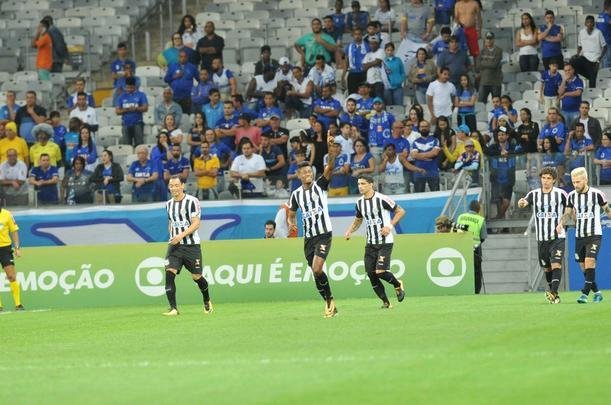 Imagens da torcida e da partida entre Cruzeiro e Santos, no Mineiro