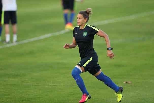 Tamires exalta crescimento do futebol feminino no Brasil e comenta