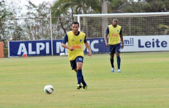 Cear (lateral-direito) - foi anunciado pelo Cruzeiro em junho de 2012, aps cinco temporadas no Paris Saint-Germain, da Frana. O veterano de 32 anos assinou contrato at o fim de 2015. Em 133 partidas, marcou dois gols e teve papel importante na conquista do bicampeonato brasileiro em 2013 e 2014.