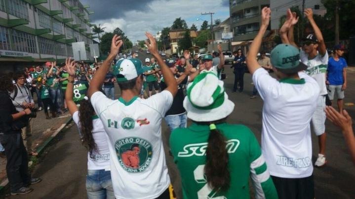 Pela última rodada do Campeonato Brasileiro, a Chapecoense receberia o Atlético na Arena Condá. Com a tragédia envolvendo a delegação da equipe catarinense, a rodada deste fim de semana não aconteceu, sendo adiada para o próximo. Solidário à Chape, que, além de perder jogadores e comissão técnica, não possui condições psicológicas para entrar em campo, o Atlético se pronunciou contra a realização da partida