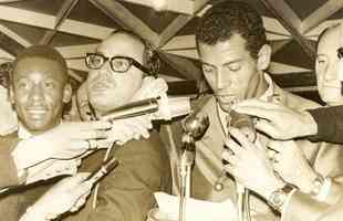  30/08/1970 -  Jogadores da Seleo Brasileira recebem Volkswagen Fusca como prmio pela conquista da Copa do Mundo de 1970. O prefeito de So Paulo, Paulo Maluf (c), com Pel e Carlos Alberto Torres