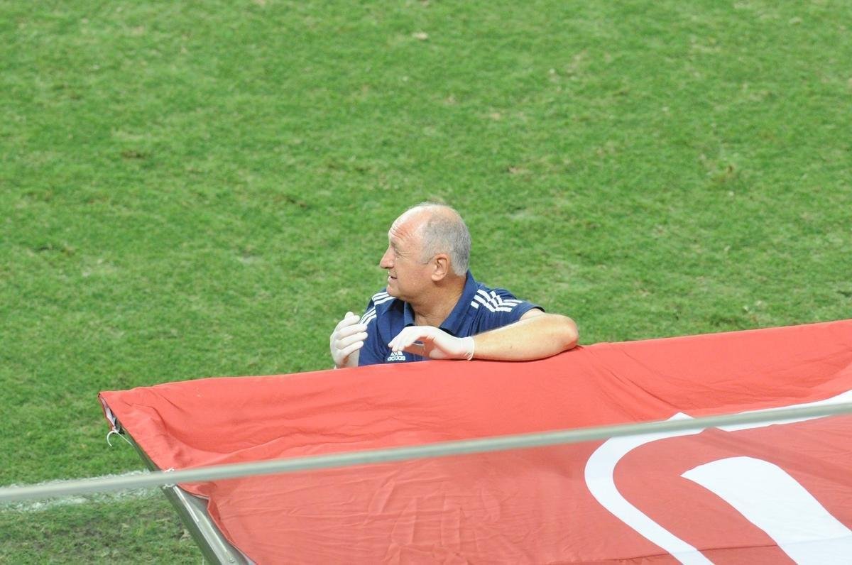 Felipo mostra desespero no banco de reservas durante derrota do Cruzeiro por 1 a 0 para o Oeste, pela 34 rodada da Srie B do Brasileiro 