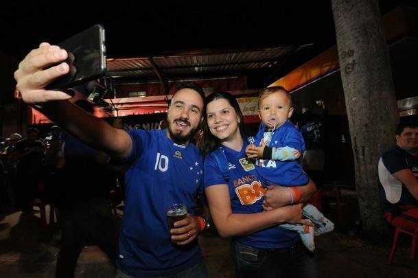 Torcedores do Cruzeiro iniciam viglia de 24 horas para aguardar final da Copa do Brasil, contra o Flamengo, no Mineiro. Esforo pelo sonho do pentacampeonato nacional.