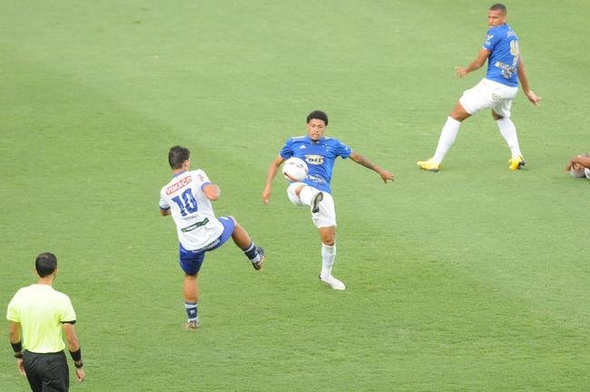 Cruzeiro goleou URT por 3 a 0 no Independncia com gols de Thiago, Machado e Edu em sua estreia no Mineiro. Ronaldo, dono da SAF, assistiu  partida no Horto. Duelo marcou estreia do tcnico uruguaio Paulo Pezzolano