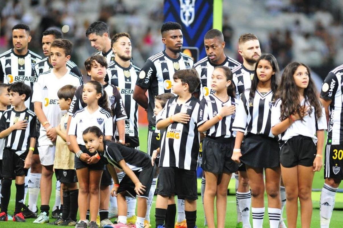 Mascotinhos do Atltico no jogo contra o Juventude, no Mineiro, pelo Campeonato Brasileiro de 2022