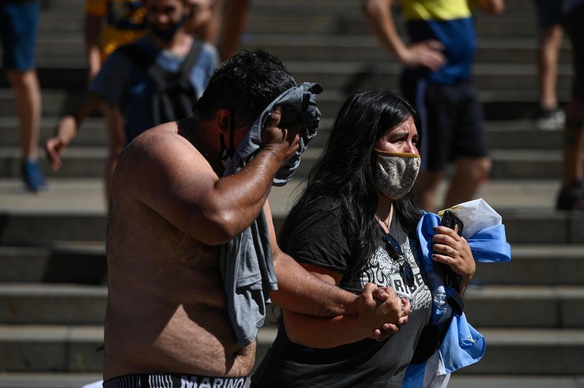 Por volta das 15h30, um tumulto obrigou a polcia a encerrar o velrio de Maradona na Casa Rosada, em Buenos Aires