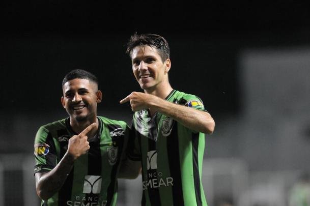 Com gols de Felipe Augusto e Al, Amrica venceu Coimbra por 2 a 0, nesta segunda-feira, no Independncia, pela sexta rodada do Campeonato Mineiro