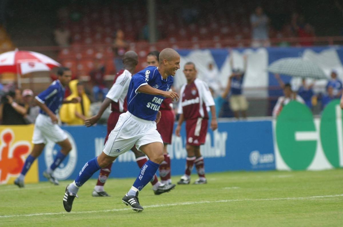 Com o ttulo brasileiro confirmado, o Cruzeiro fez no dia 7 de dezembro de 2003 o jogo da taa e das faixas contra o Fluminense, no Mineiro. Com show de Alex, autor de dois gols, o time celeste goleou os cariocas por 5 a 2 e promoveu nova festa da torcida azul em Belo Horizonte. Jogadores finalmente ergueram a taa oficial do Campeonato Brasileiro, cedida pela CBF, e deram a volta olmpica. Os campees brasileiros de 1966 tambm participaram das comemoraes no Gigante da Pampulha.