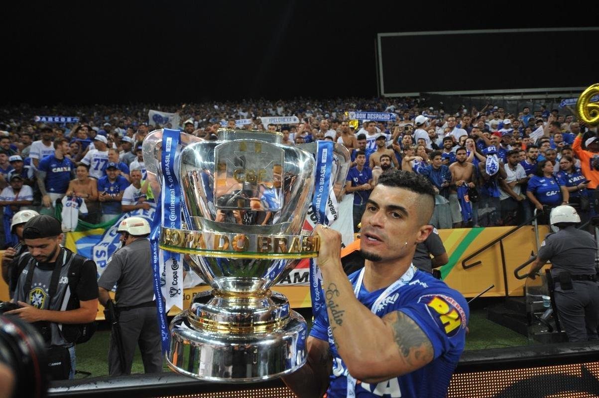 Seja em campo, nas arquibancadas da Arena Corinthians ou nas ruas de Belo Horizonte, os cruzeirenses comemoraram bastante a conquista do sexto ttulo da Copa do Brasil. O clube se tornou o maior vencedor isolado da histria do torneio, deixando para trs o Grmio, que ganhou cinco vezes. Veja as melhores imagens da celebrao de jogadores, dirigentes e torcedores!