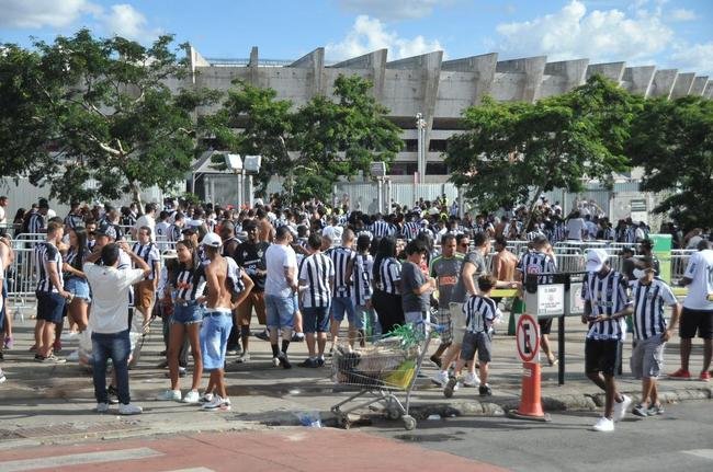 Fotos da chegada da torcida do Atltico ao Mineiro para o clssico contra o Cruzeiro pela nona rodada do Mineiro 