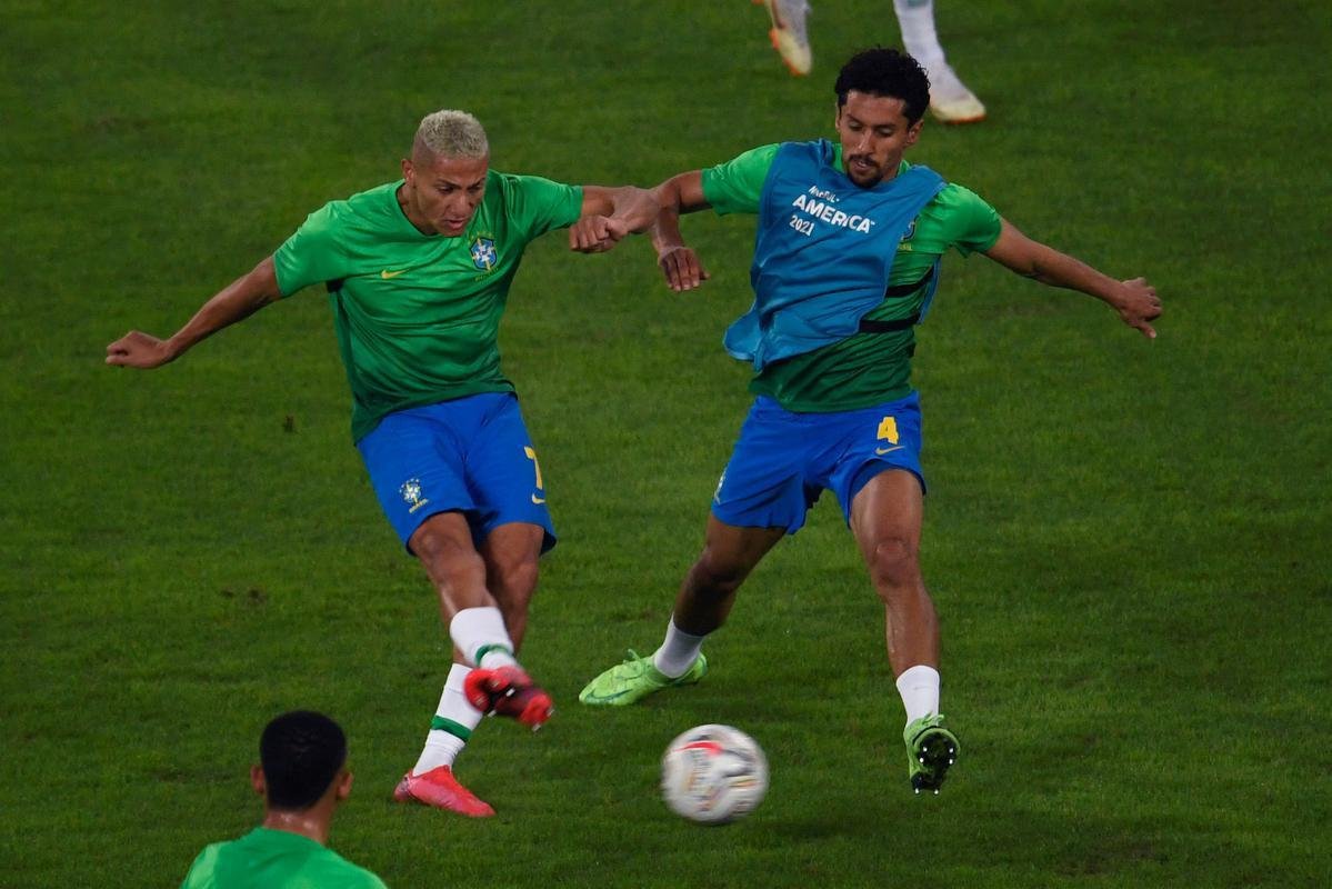 Brasil e Colmbia se enfrentaram no Estdio Nilton Santos, pelo Grupo B da Copa Amrica 