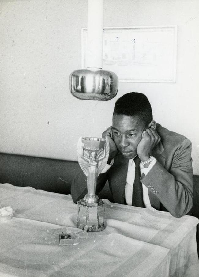 Pelé observando a Taca Jules Rimet no Rio de Janeiro após a conquista da Copa de 1958