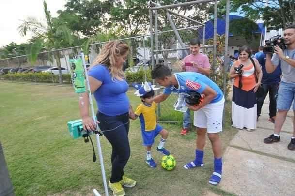 Matheus, que sofre de displasia neuronal no intestino, visitou Toca da Raposa II e recebeu ateno dos cruzeirenses