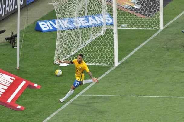Neymar marca o segundo gol do Brasil, e faz a festa da torcida