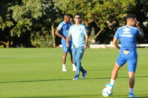 Tcnico da equipe sub-20, Ricardo Resende comandou nesta quinta-feira o primeiro treino como interino no Cruzeiro. Ele orientar a equipe na partida de domingo, s 16h, contra o Ava, na Ressacada, pela 14 rodada do Campeonato Brasileiro. Enquanto isso, a diretoria celeste busca um substituto para Mano Menezes, desligado do clube aps derrota para o Internacional, por 1 a 0, nessa quarta, pelo jogo de ida da semifinal da Copa do Brasil.