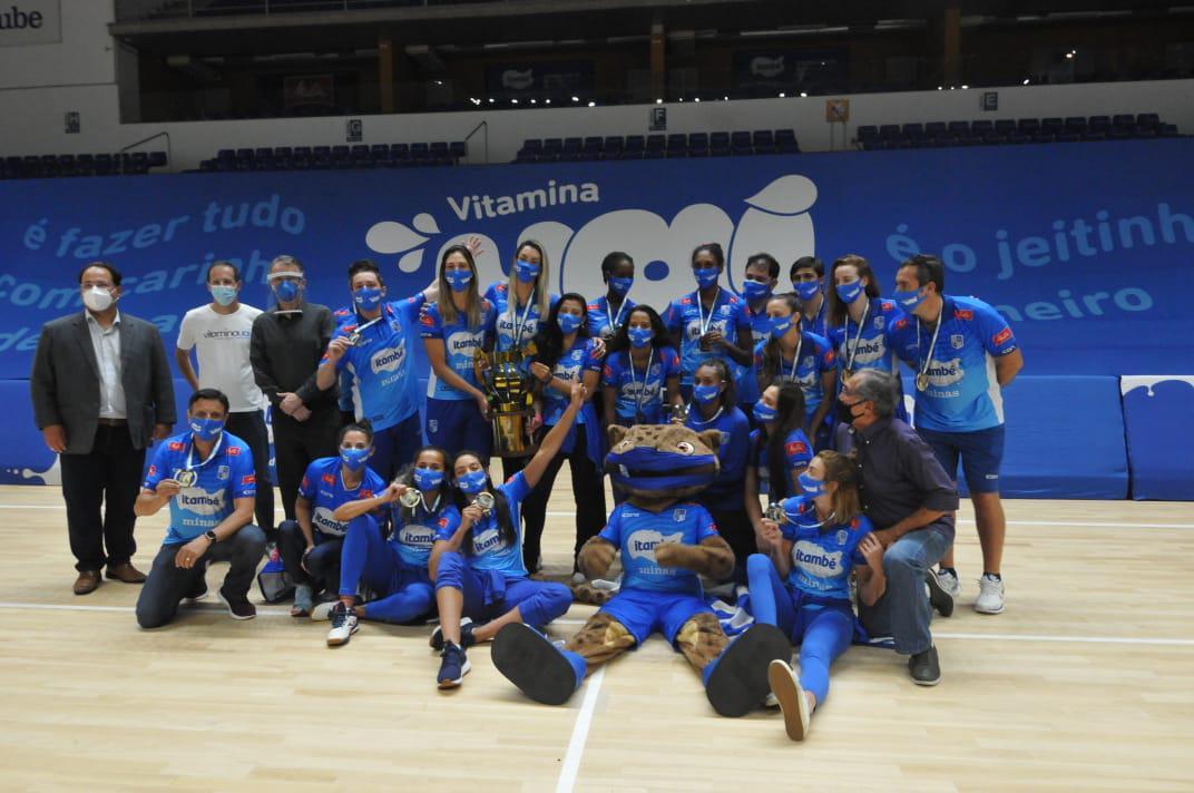 Fotos da chegada das jogadoras do Minas em Belo Horizonte, aps a equipe vencer o Praia Clube e conquistar a Superliga Feminina de Vlei.