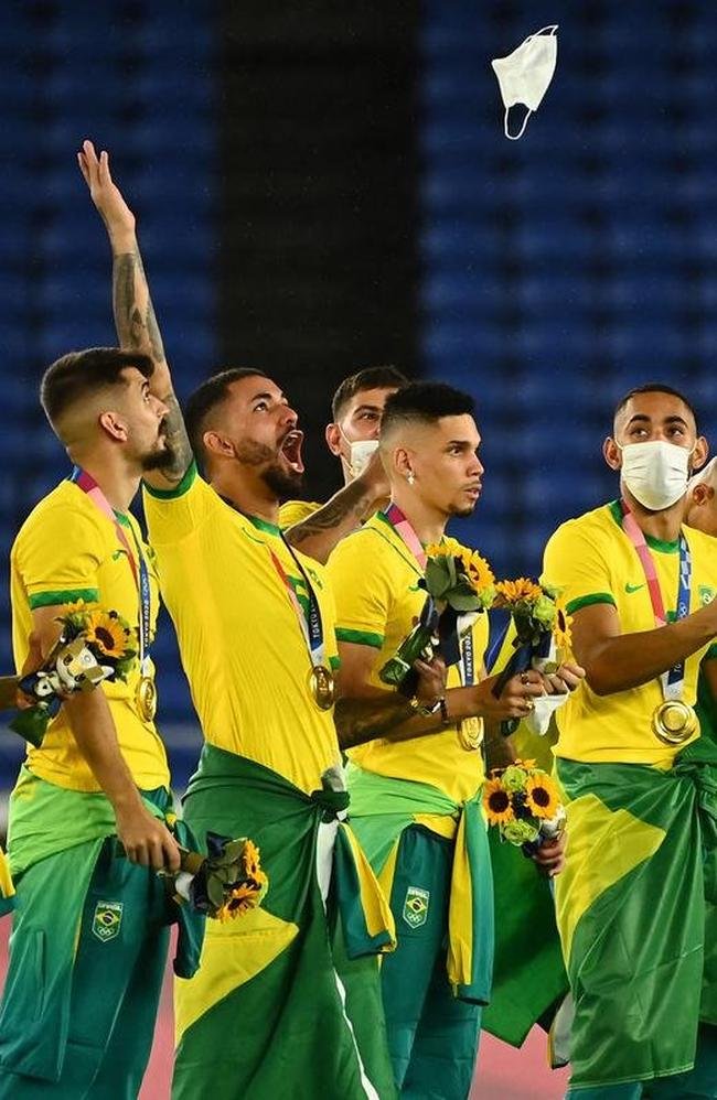 Jogadores da Sele��o Brasileira recebem a medalha de ouro pela conquista ol�mpica no futebol