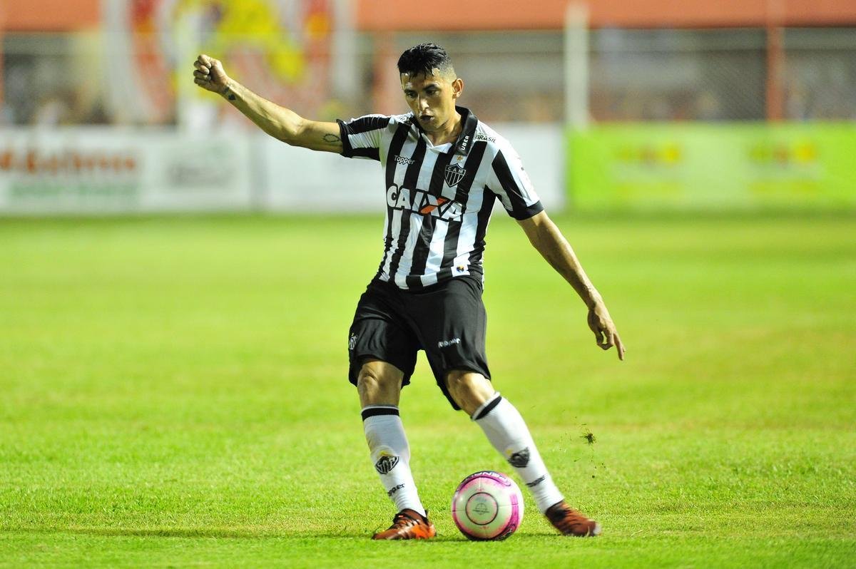 Villa Nova e Atltico se enfrentaram nesta quinta-feira