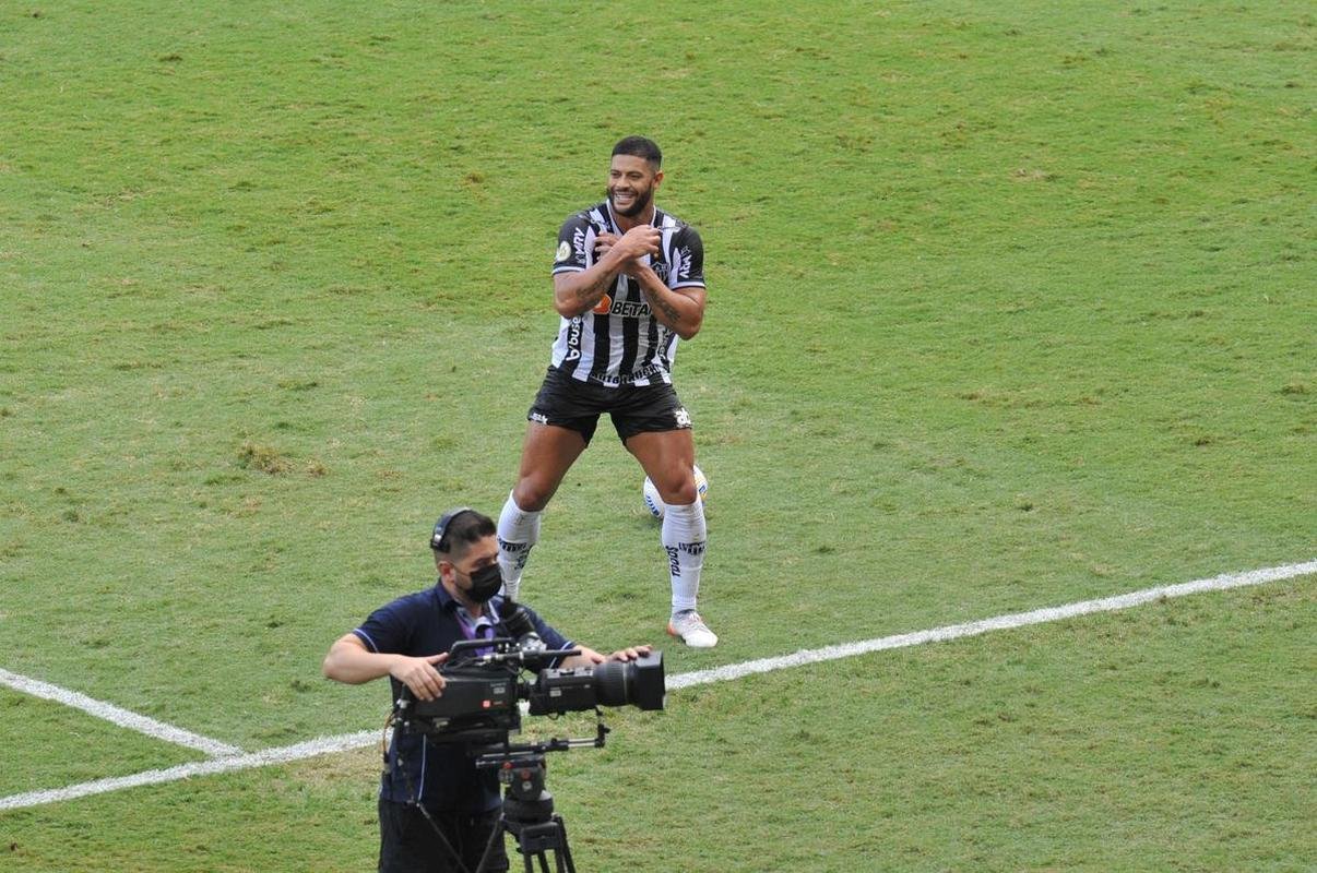 De pnalti, Hulk empata para o Atltico diante do Fluminense no Mineiro. Lance foi revisado pelo VAR