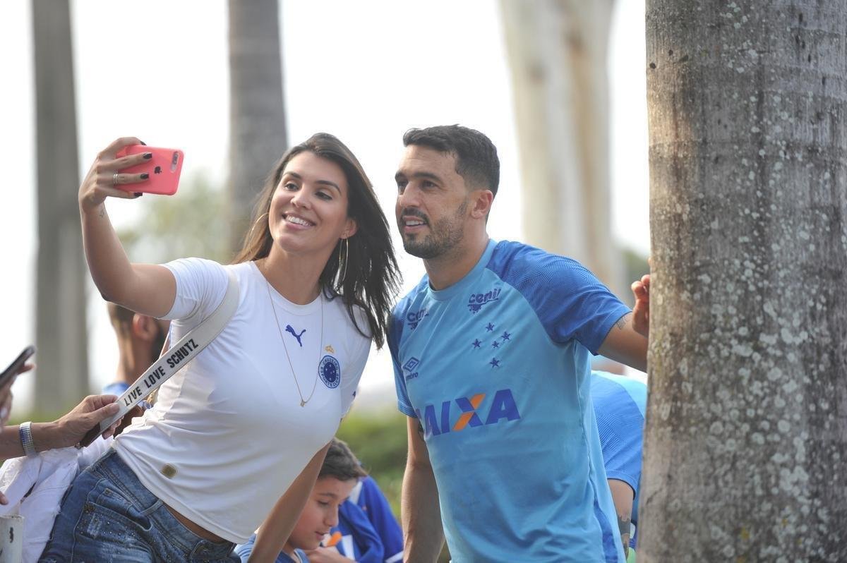 Lateral-direito Edilson fez trabalhos fsicos  parte nesta sexta-feira, na Toca da Raposa II