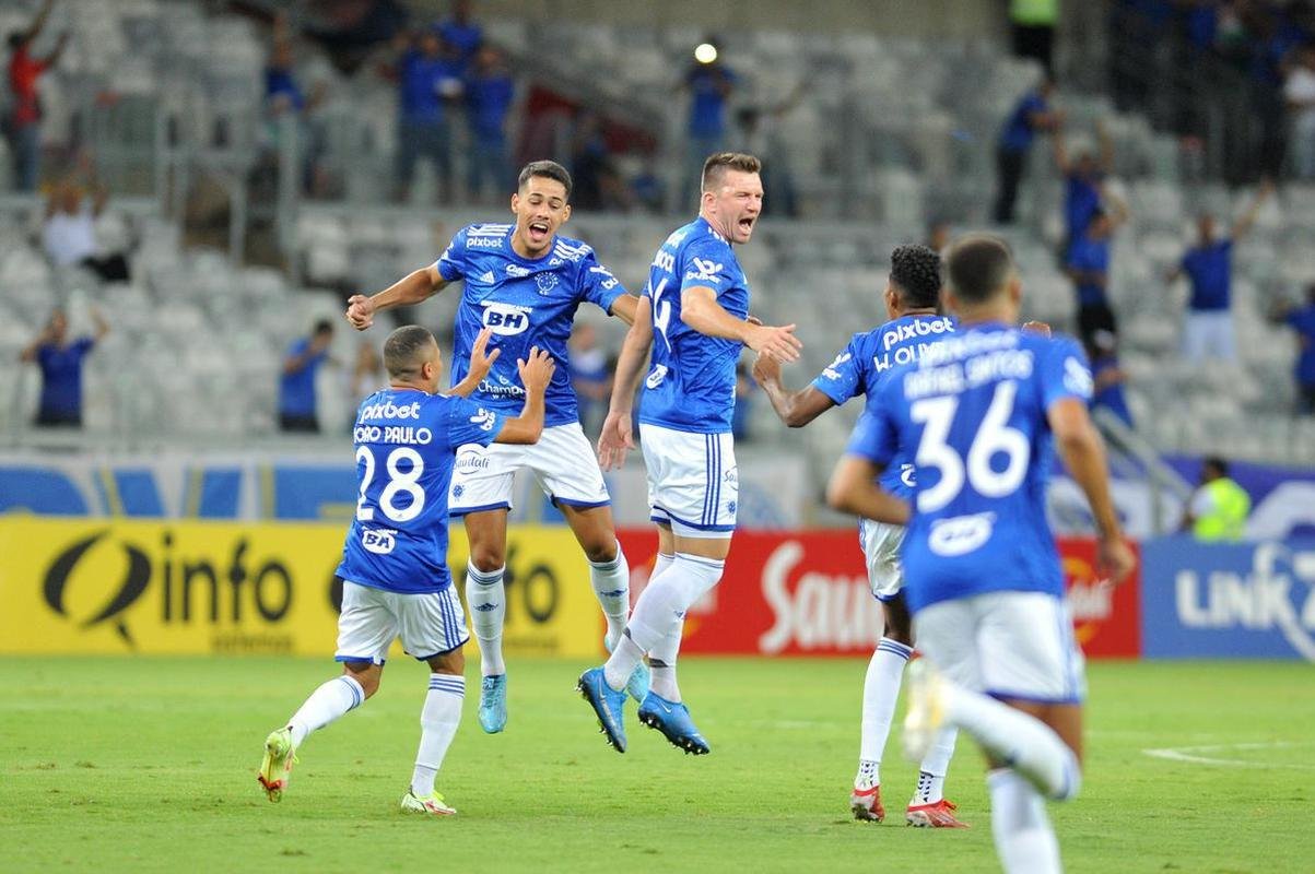 Fotos do gol de falta de Eduardo Brock, do Cruzeiro, sobre o Athletic, no Mineiro, pela semifinal do Campeonato Mineiro
