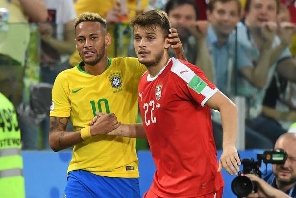Poucas quedas, assistência e 'ousadia': a atuação de Neymar contra a Sérvia