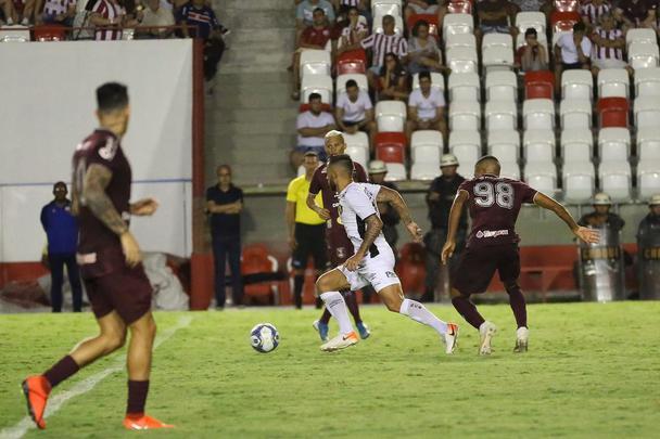 Em desvantagem no placar, o Sport tentou reagir na partida no segundo tempo, mas não conseguiu furar a defesa timbu nos primeiros minutos. Ainda perdeu o atacante Marquinhos, expulso após falta dura.