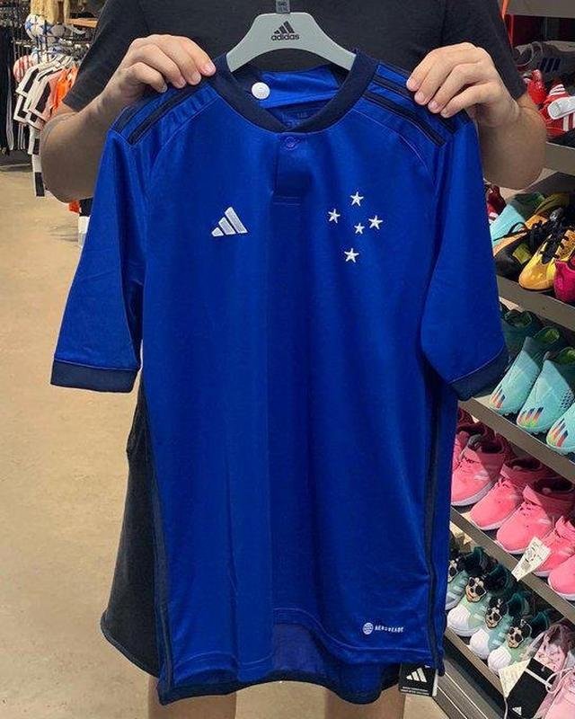 Suposta camisa do Cruzeiro para a prxima temporada teve fotos 'vazadas' nas redes sociais; clube ainda no confirma originalidade da pea.
