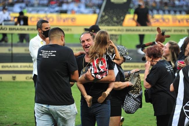 Atltico ergue a taa de campeo brasileiro e d a volta olmpica diante da torcida alvinegra, no Mineiro