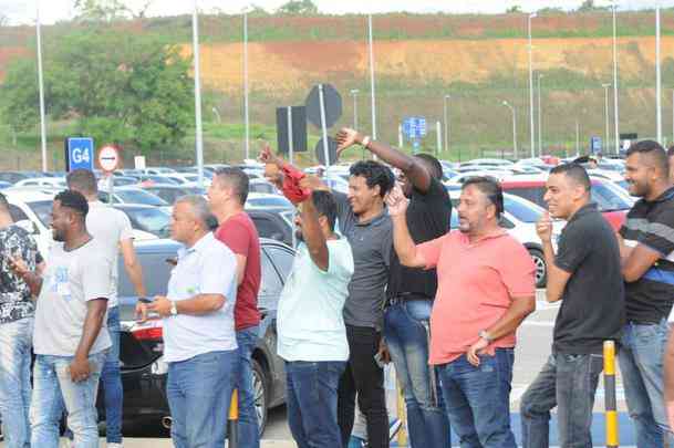 Cruzeiro chegou ao aeroporto de Confins depois de derrota para o Grmio, em Porto Alegre