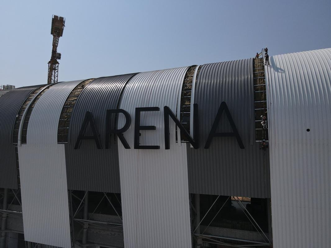 Instalao do escudo do Atltico e do primeiro letreiro da Arena MRV

