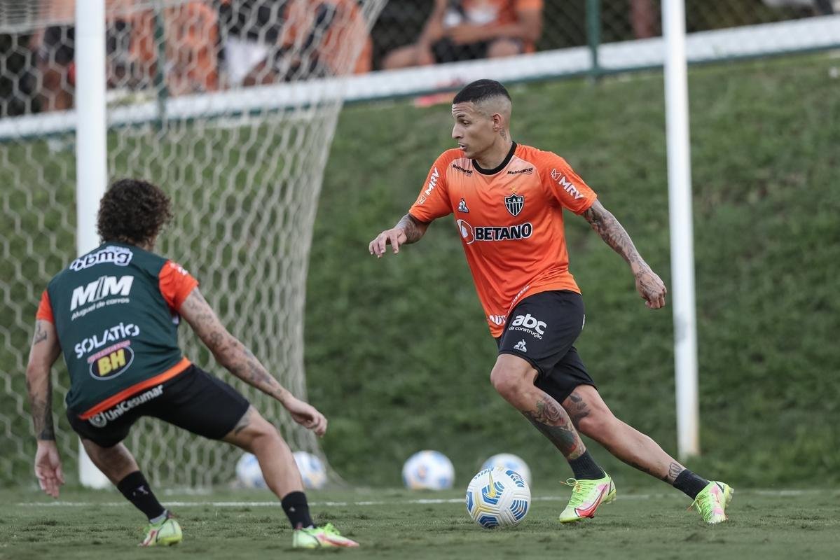 Com Guilherme Arana de volta, Cuca comanda atividade na Cidade do Galo