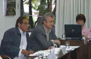 Os representantes do Cruzeiro, Eduardo Maluf (d) e Benecy Queiroz (e), participam da reunião na FMF (Federação Mineira de Futebol) para definição do Campeonato Mineiro de 2006, em Belo Horizonte 
