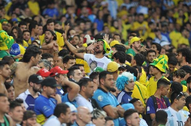 Fotos das torcidas de Brasil e Argentina, no Mineiro, no clssico vlido pela semifinal da Copa Amrica