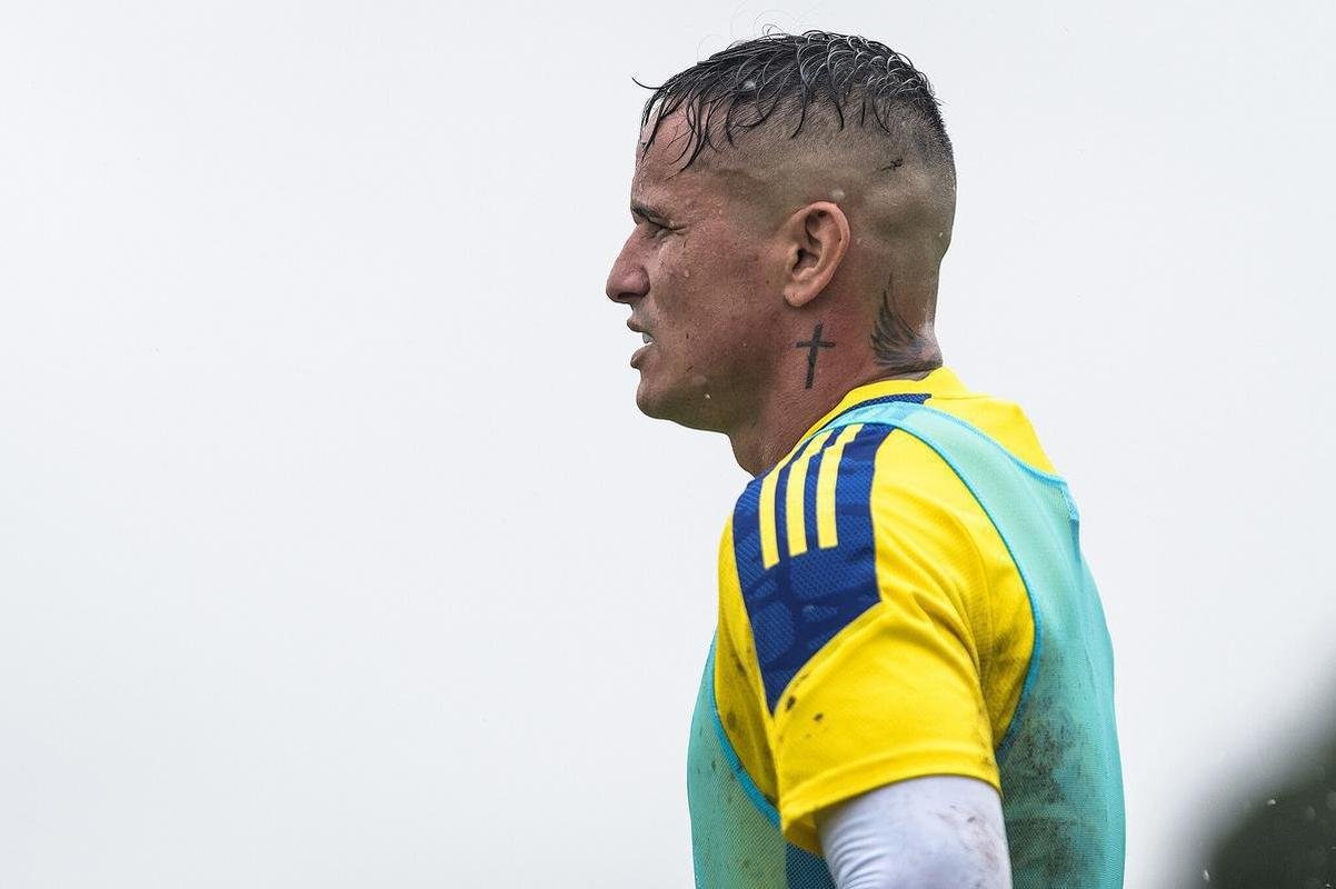 Edu, atacante, 28 anos